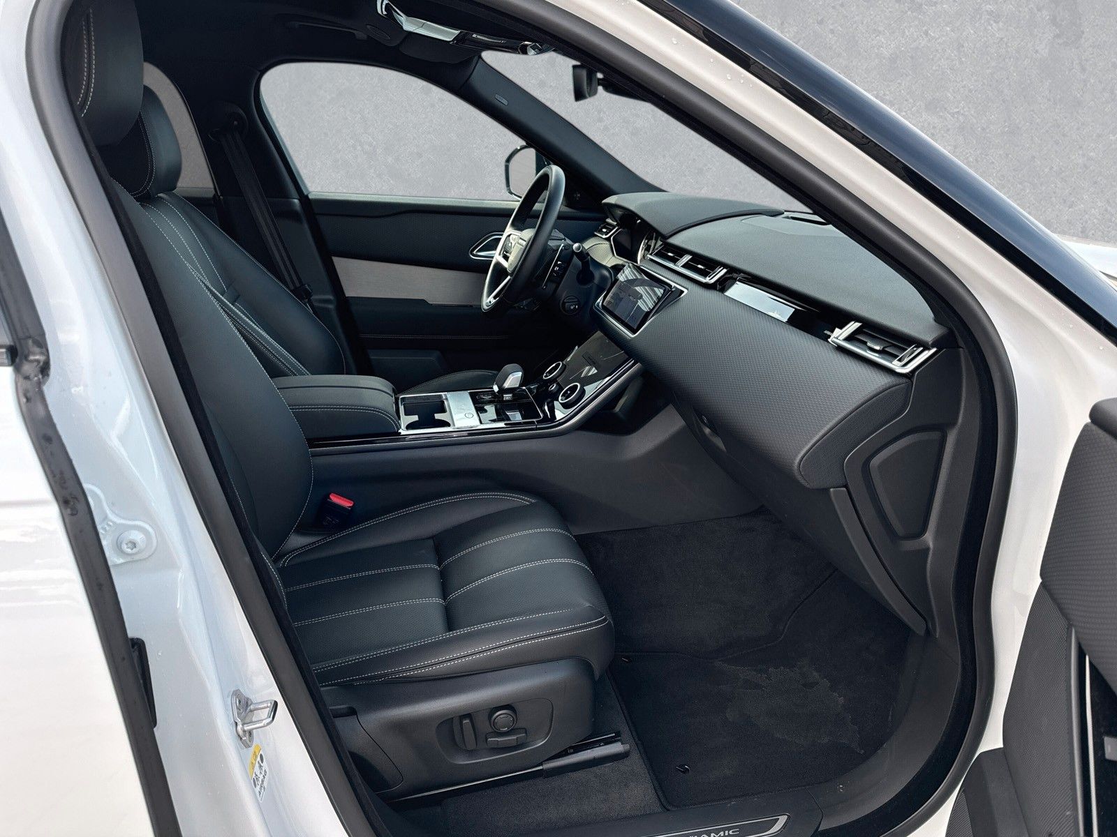 Fahrzeugabbildung Land Rover Range Rover Velar D200 AWD R-DYNAMIC SE ACC