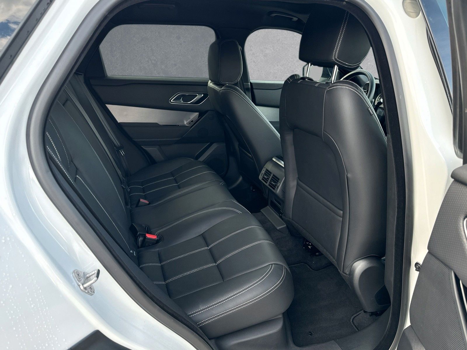 Fahrzeugabbildung Land Rover Range Rover Velar D200 AWD R-DYNAMIC SE ACC