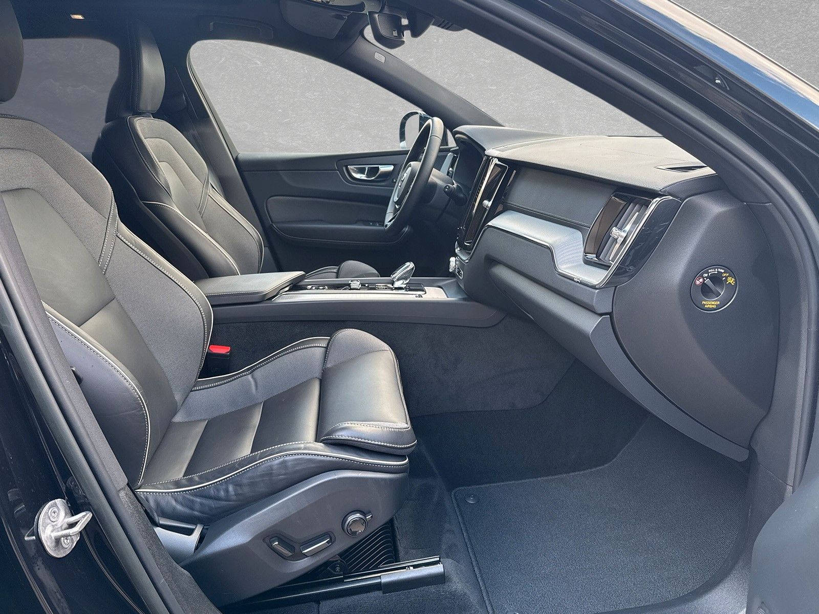 Fahrzeugabbildung Volvo XC60 B5 AWD Ultimate Dark Automatik ACC BLIS SD