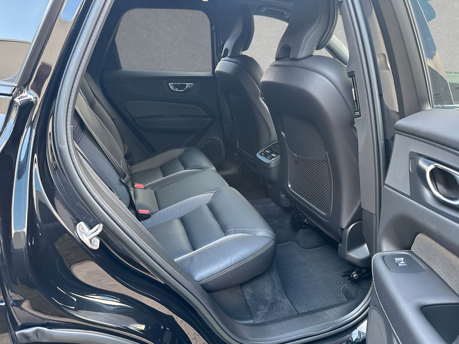 Fahrzeugabbildung Volvo XC60 B5 AWD Ultimate Dark Automatik ACC BLIS SD
